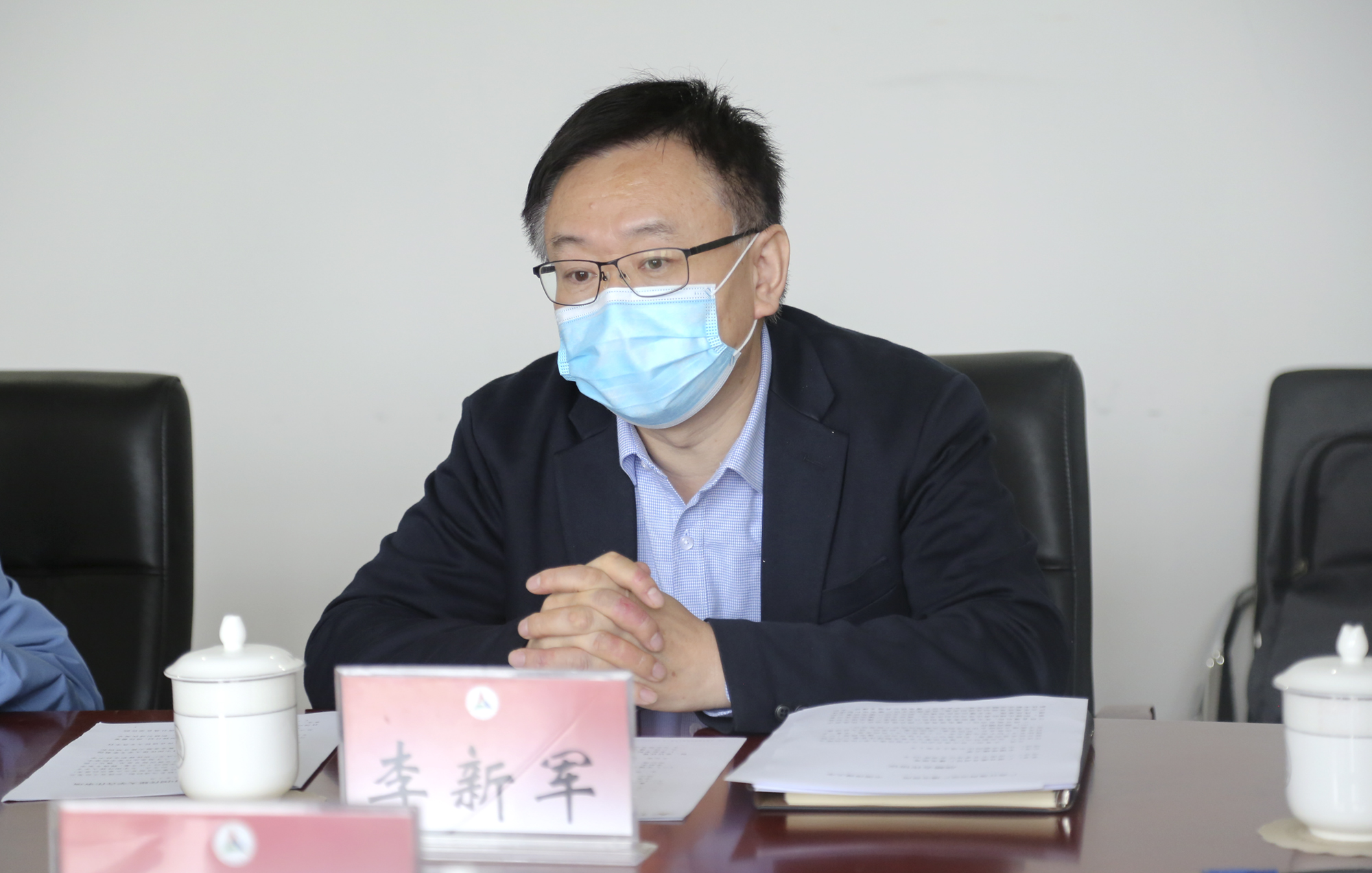 座谈会上,李新军副校长对来访客人表示欢迎.